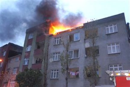 Apartmanın çatısı alev alev yandı