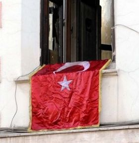 Bina kül oldu, Türk Bayrağı sadece ıslandı