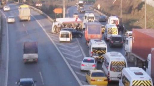 Devrilen kamyon TEM'i felç etti