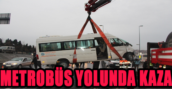 Minibüs metrobüs yoluna daldı: 3 yaralı