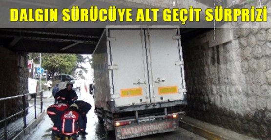 Dalgın sürücüye alt geçit sürprizi