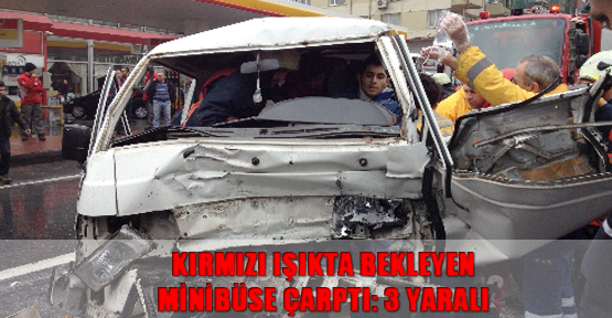 Kırmızı ışıkta bekleyen minibüse çarptı: 3 yaralı