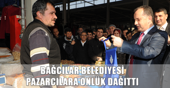 Bağcilar Belediyesi pazarcılara önlük dağıttı