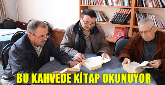 Bu kahvede kitap okunuyor