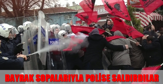Bayrak sopalarıyla polise saldırdılar