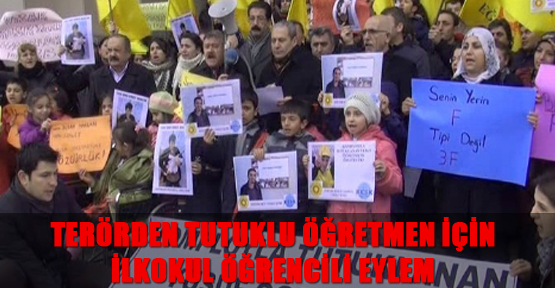 Terörden tutuklu öğretmen için ilkokul öğrencili eylem