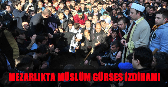 Mezarlıkta Müslüm Gürses izdihamı
