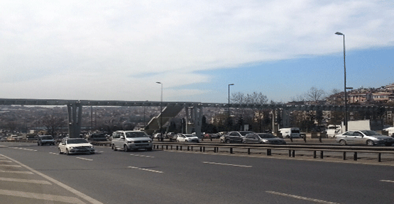 Halıcığlu Metrobüs Durağına Yeni Yaya Geçidi