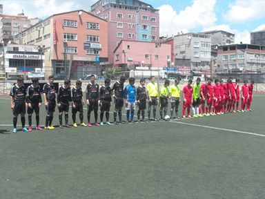 Mecidiyeköy Tayfunspor'a Sarıyer Maden'den çelme.