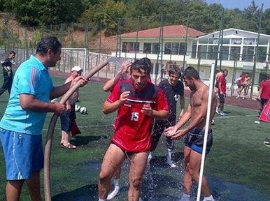 Tunaspor Yalova kampında hortumla serinliyor.