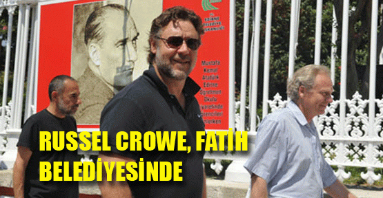 Russel Crowe, Fatih Belediye Başkanı Mustafa Demir'i makamında ziyaret etti.
