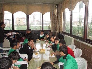 Mehmet Dinç'ten Küçükköyspor okuluna kahvaltı