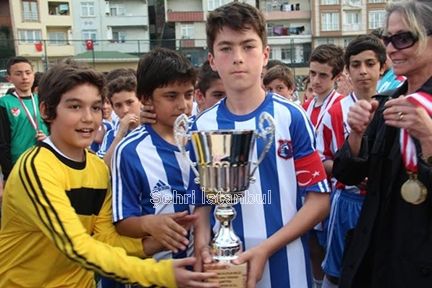 Seyrantepe Ofspor kupayı kaldırdı