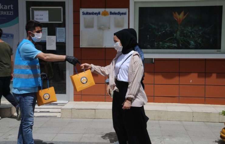 Sultanbeyli Belediyesinden gençlere kitap sürprizi