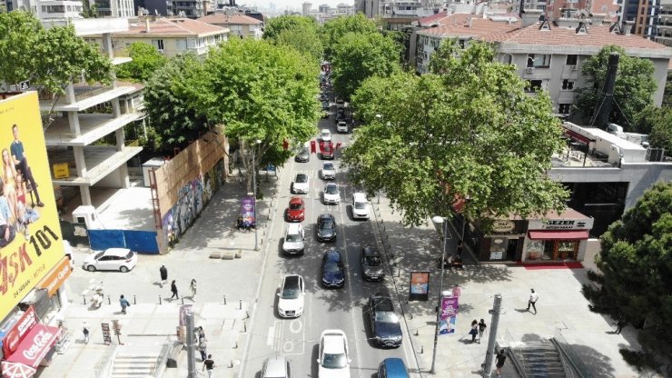 Bağdat Caddesi’nde insan kalabalığı pes dedirtti, uyarılara rağmen Bağdat caddesi doldu taştı