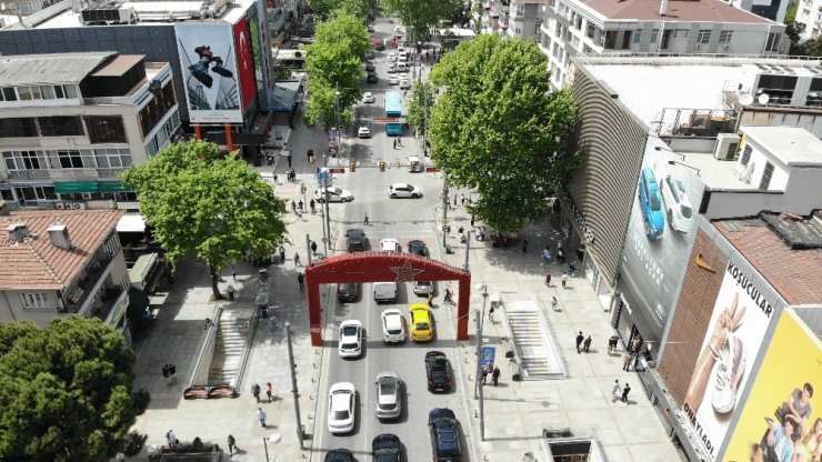 Bağdat Caddesi’nde insan kalabalığı pes dedirtti, uyarılara rağmen Bağdat caddesi doldu taştı