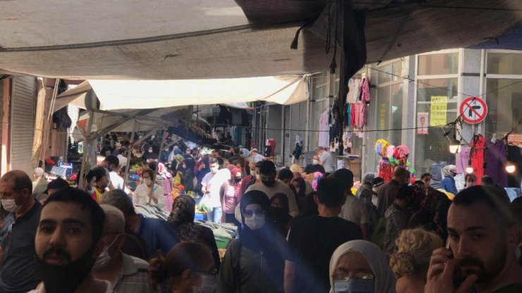 Sokağa çıkma kısıtlaması öncesi vatandaşlar pazara akın etti