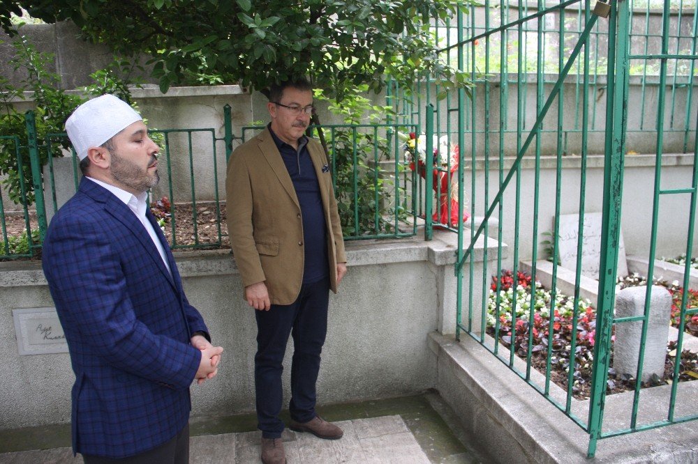 Necip Fazıl Kısakürek, ölüm yıl dönümünde kabri başında anıldı