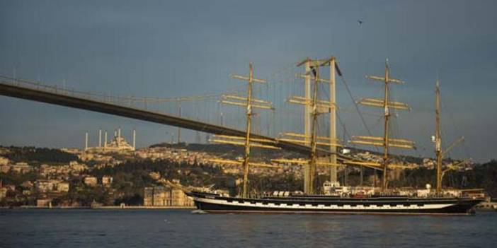 İstanbul Boğazı'ndan Tarihi gemi geçti